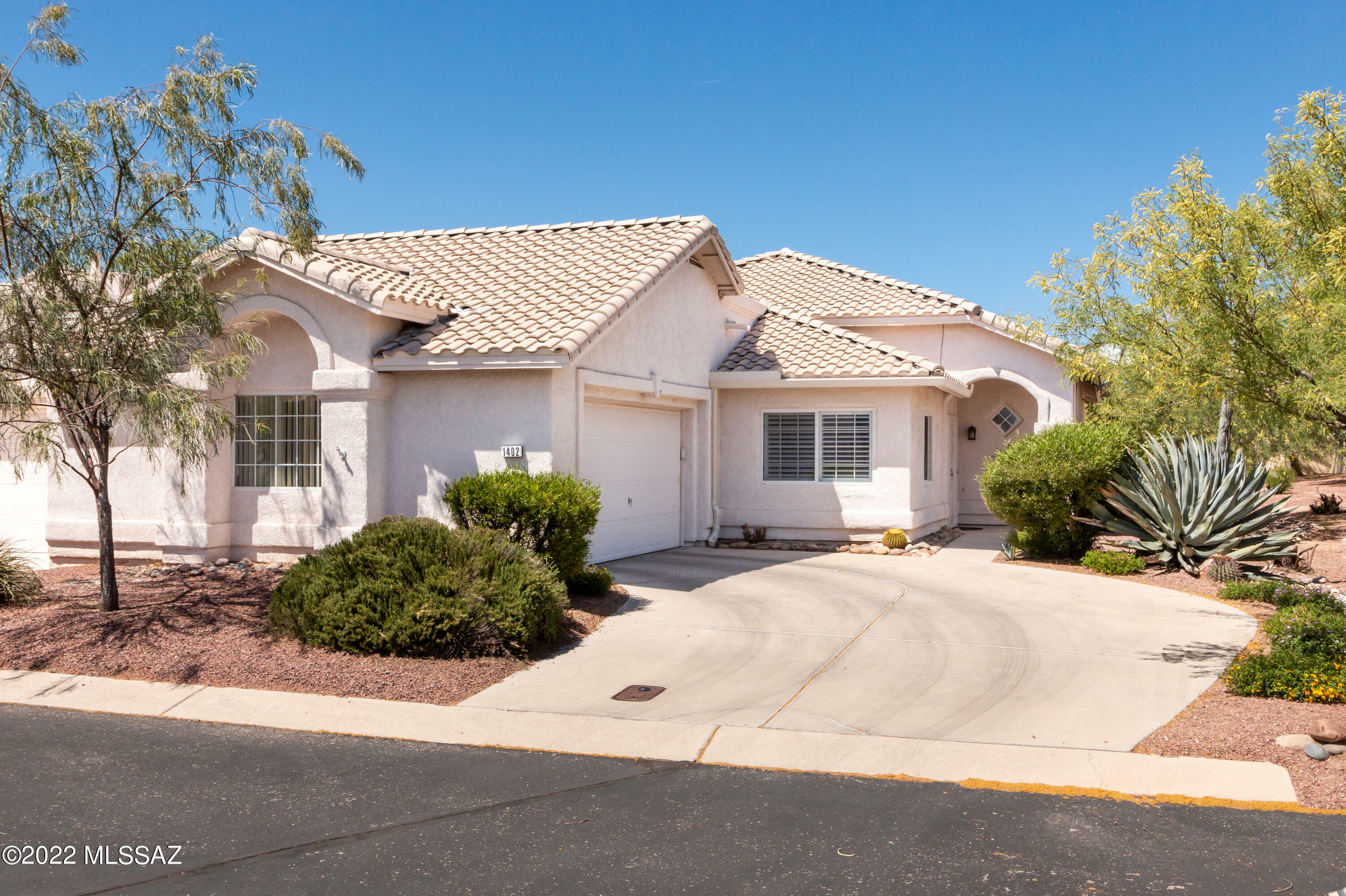 Property Photo:  1402 W Cathedral Way  AZ 85737 