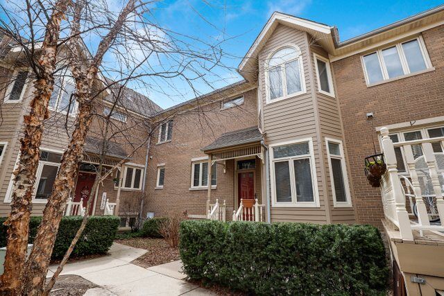 Property Photo: 1241 W Fletcher Street F IL 60657