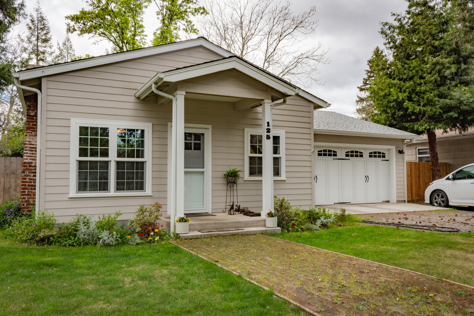 Property Photo: 125 W F Street OR 97530