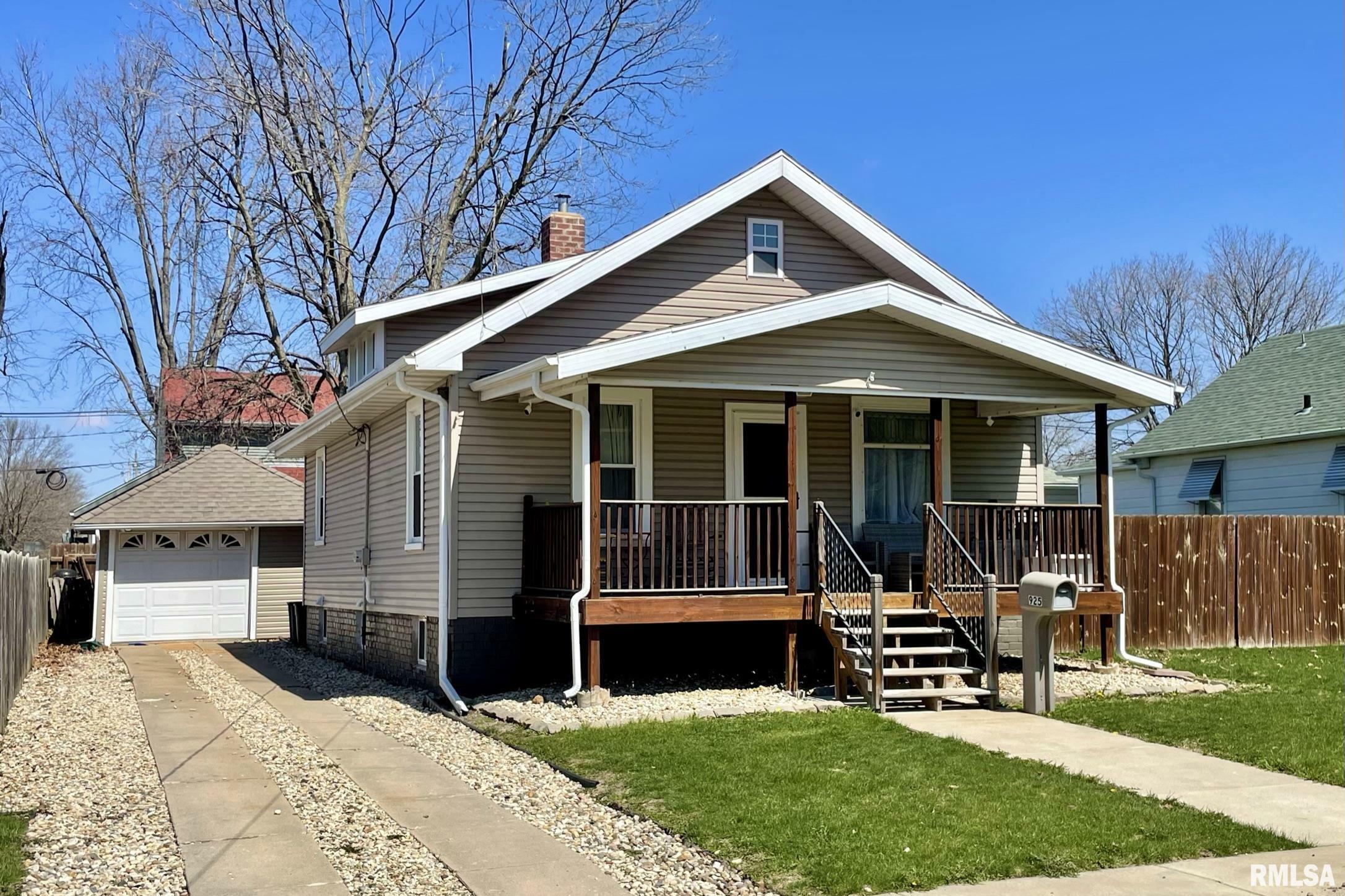 Property Photo:  925 Warren  IL 61401 