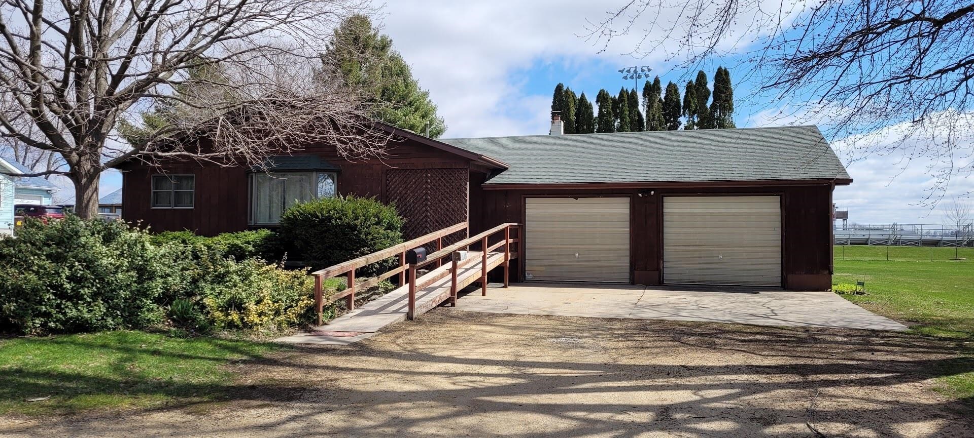 Property Photo:  411 S Locust Avenue  IL 61030 