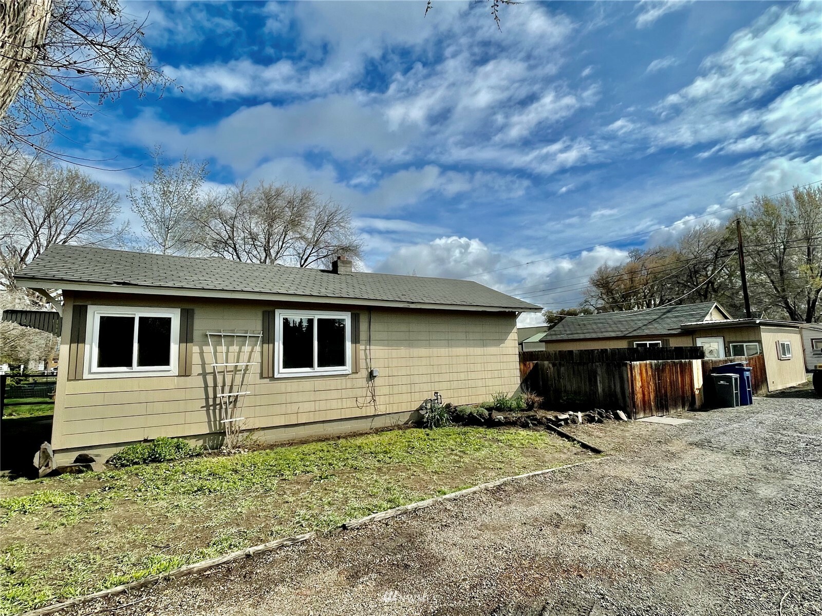 Property Photo:  404 N Lincoln Street  WA 98926 