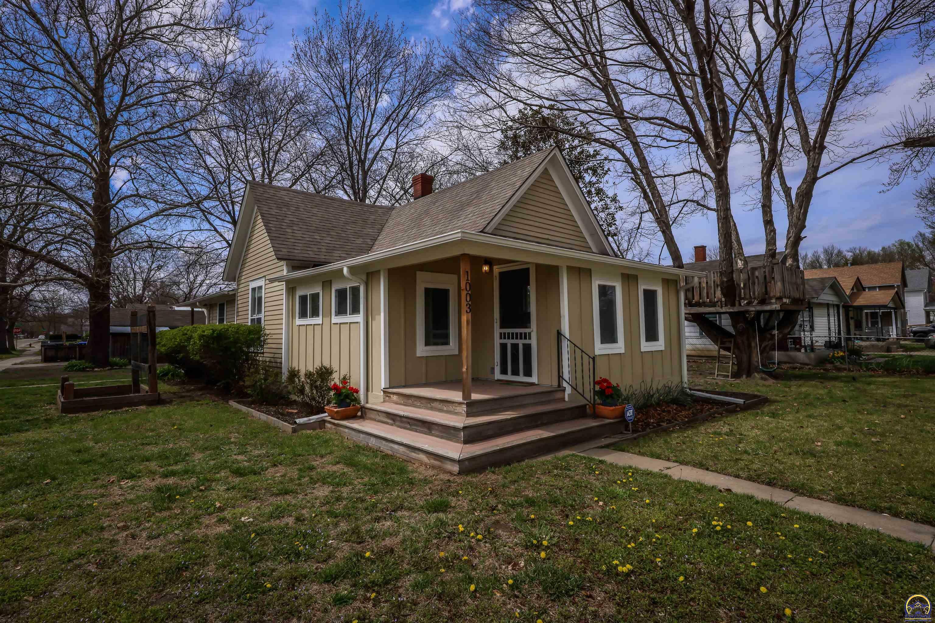 Property Photo:  1003 NE Oakland Ave  KS 66616 