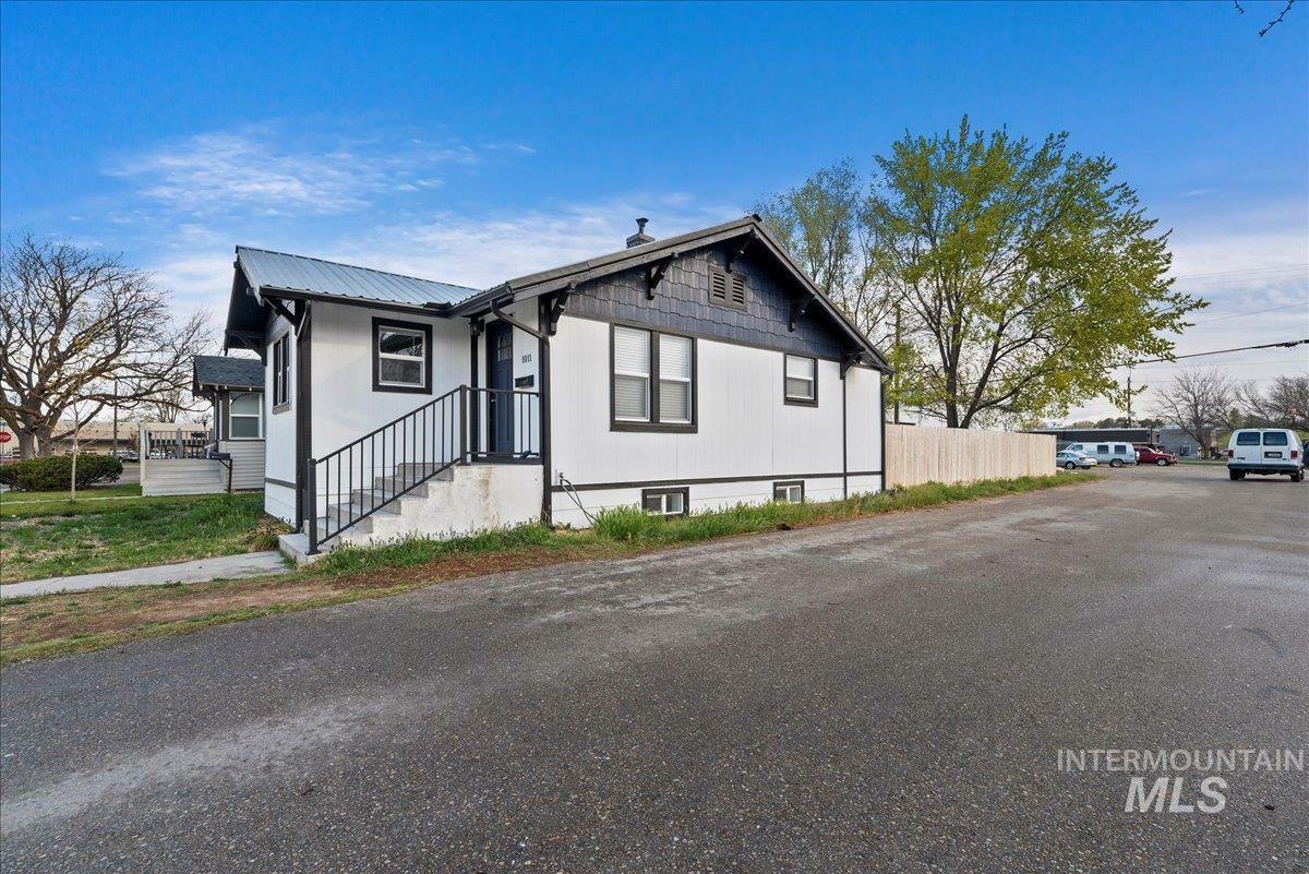 Property Photo:  1011 E Denver St  ID 83605 