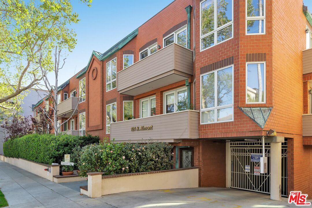 Property Photo:  121  N Almont Dr 301  CA 90211 