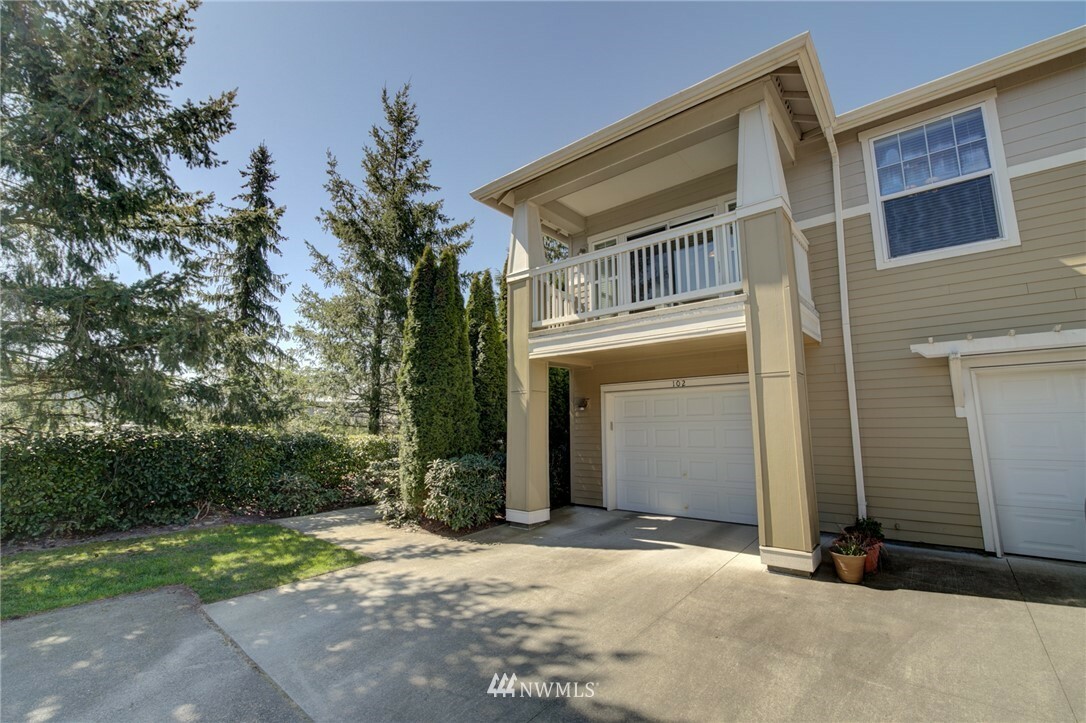 Property Photo:  7711 Fairway Avenue SE 204  WA 98065 