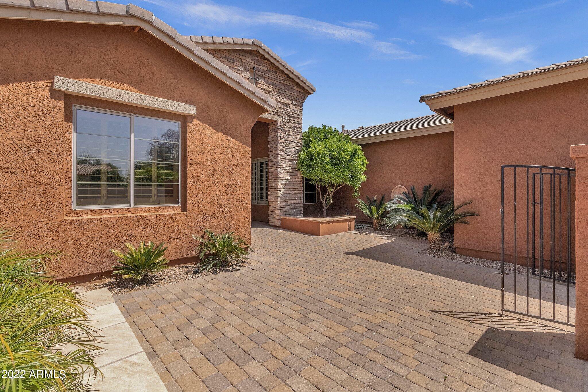 Property Photo: 5825 S Soho Lane AZ 85249
