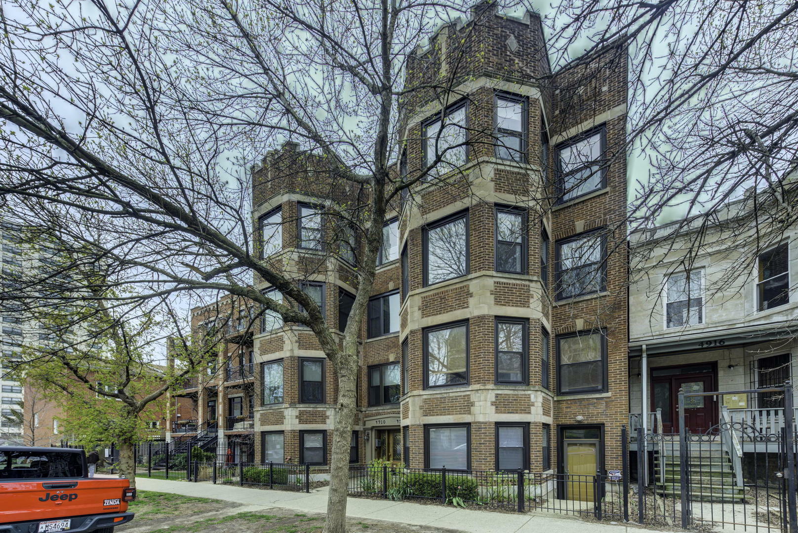 Property Photo: 4912 N Winthrop Avenue 2 IL 60640