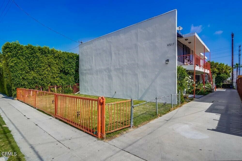 Property Photo: 4517 W 16th Place 1 CA 90019