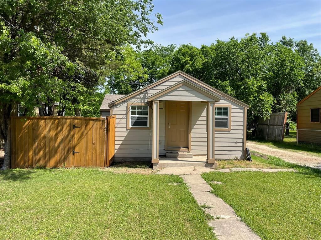 Property Photo: 3010 Mitchell Street TX 75402