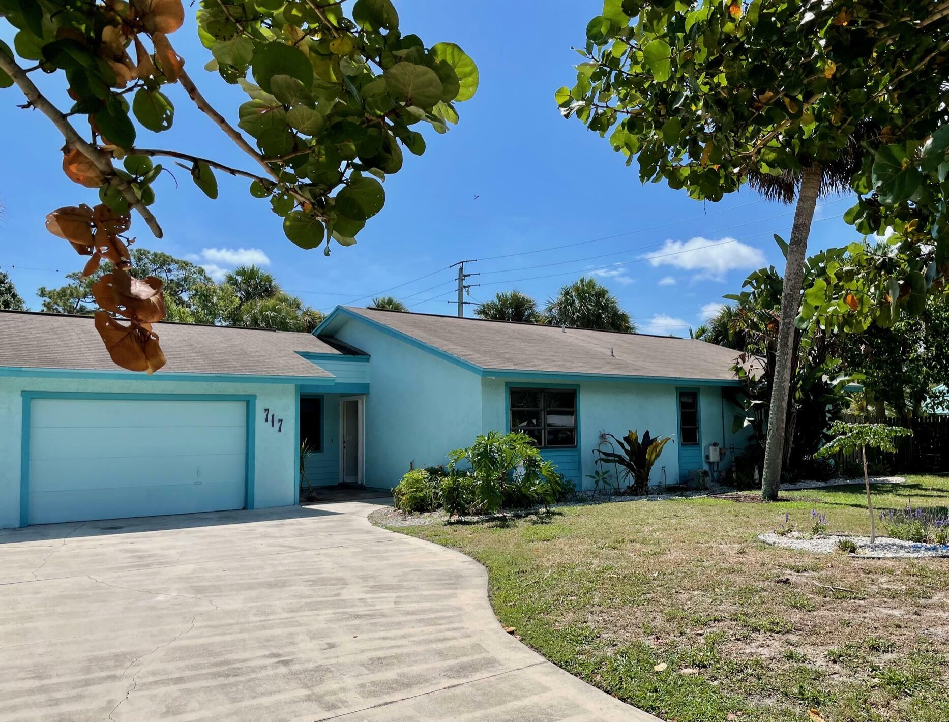 Property Photo:  717 SE Flamingo Avenue  FL 34996 