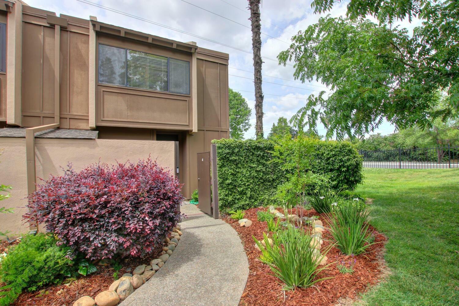 Property Photo:  898 Woodside Lane 4  CA 95825 