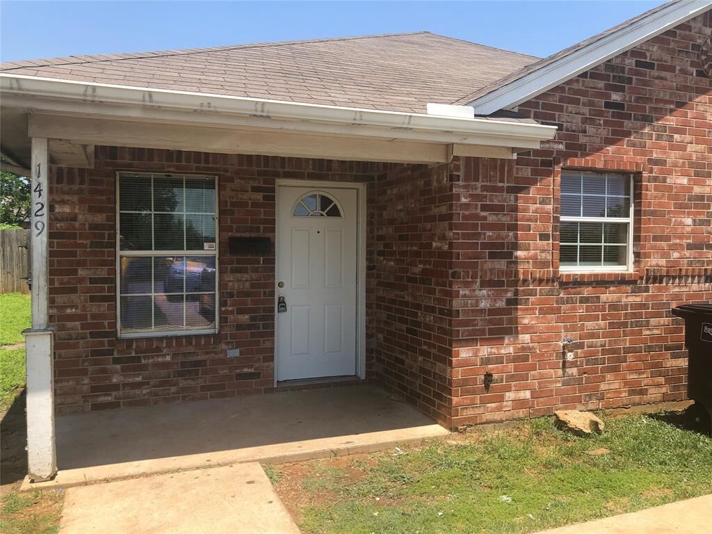 Property Photo:  1429 E Robert Street  TX 76104 