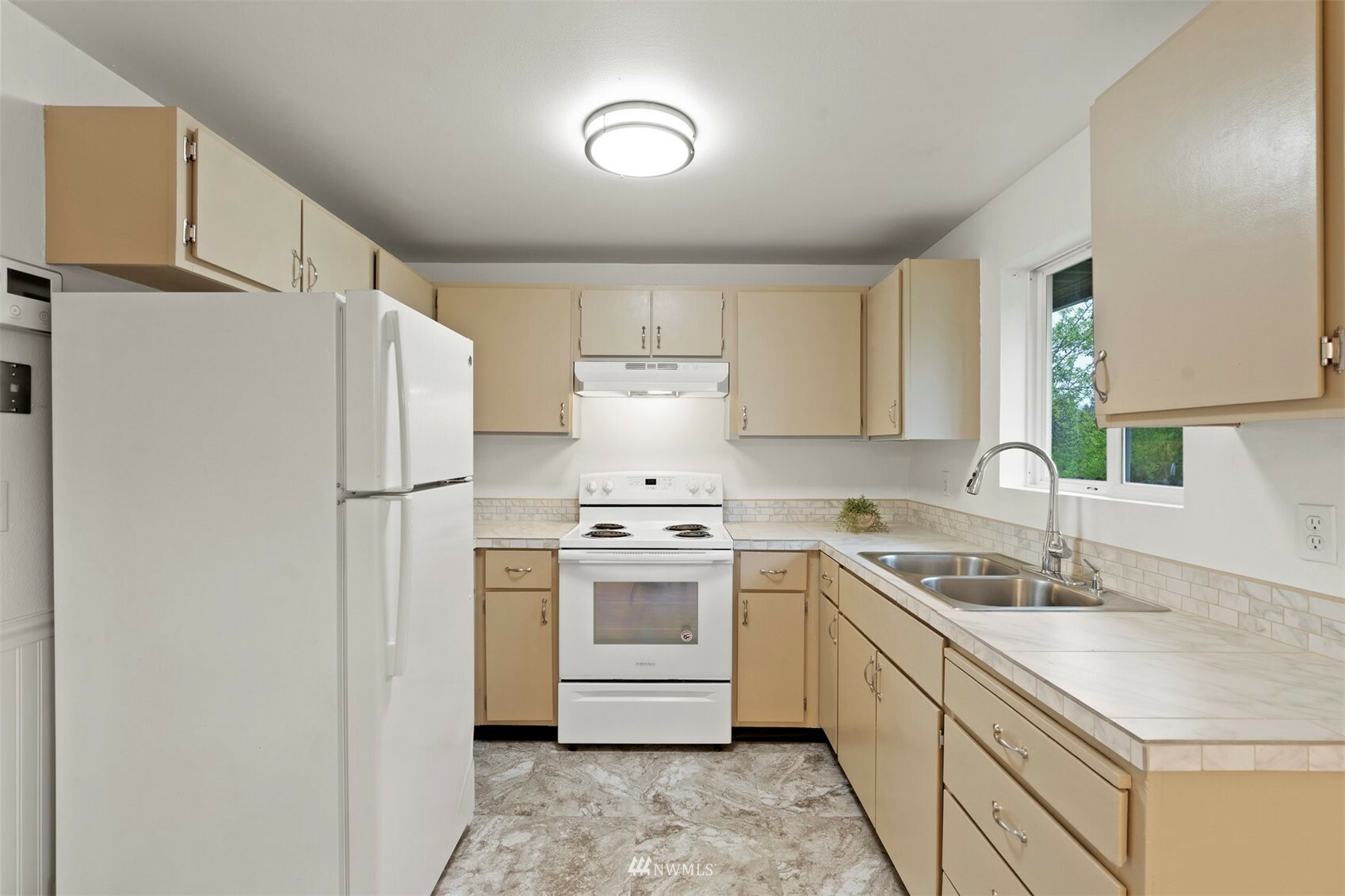 Property Photo: 2915 SW Cambridge Street WA 98126