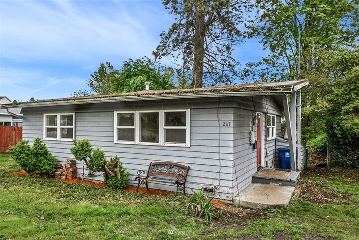 Property Photo:  2117 NE 6th Place  WA 98056 