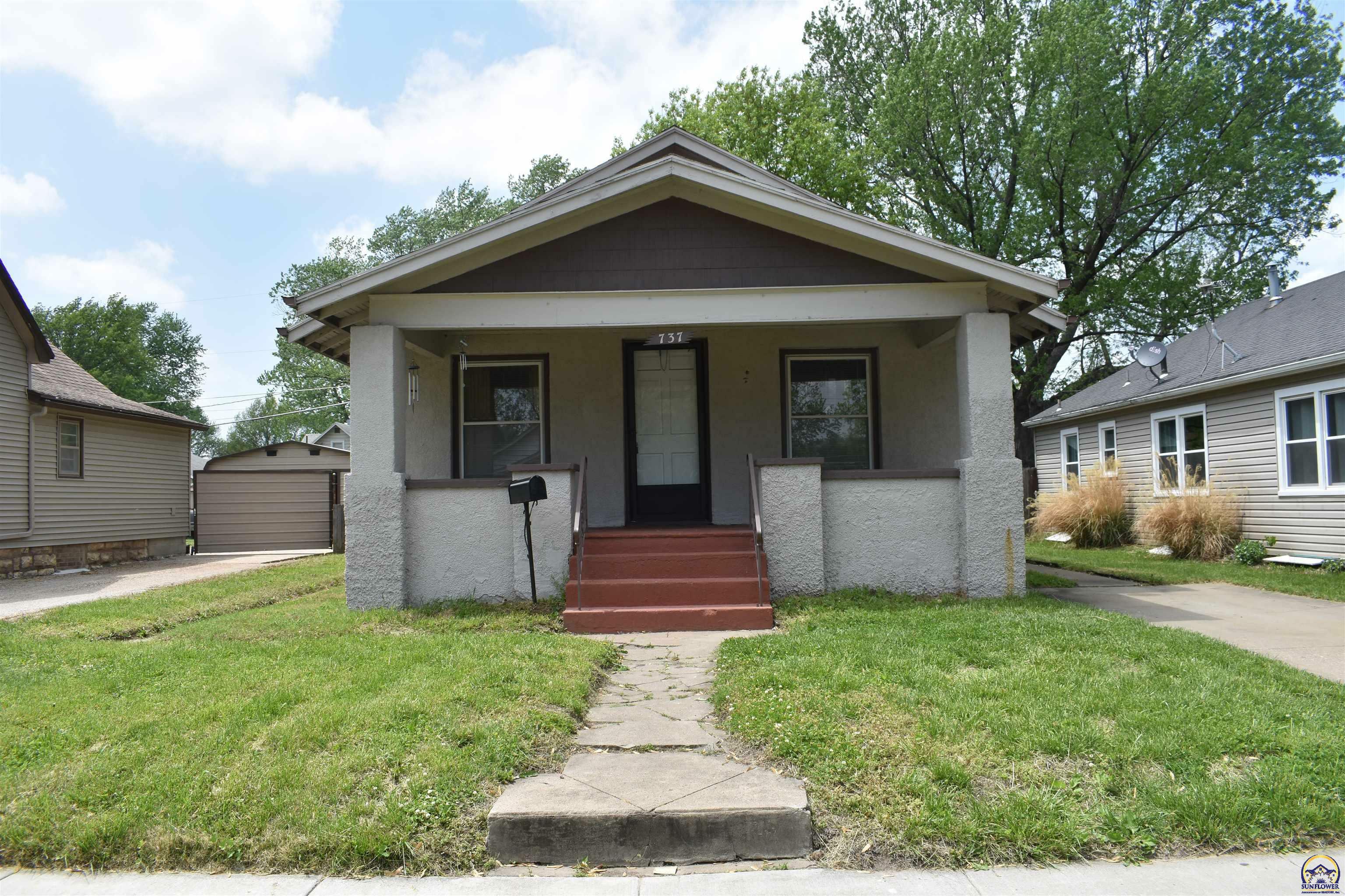 Property Photo:  737 NE Wabash Ave  KS 66616 