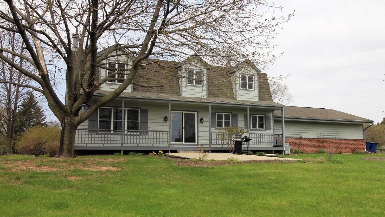 Property Photo:  1439 Hickory Ct  WI 53024 