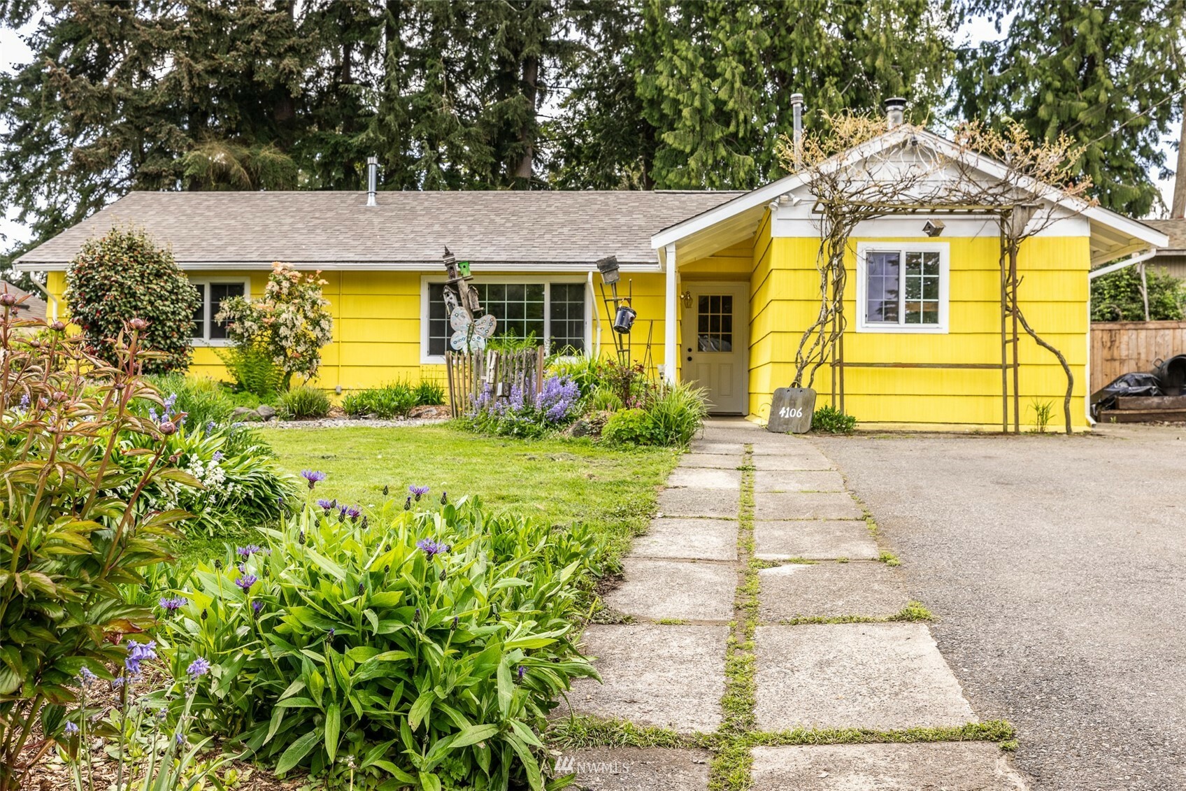 Property Photo:  4106 220th Street SW  WA 98043 