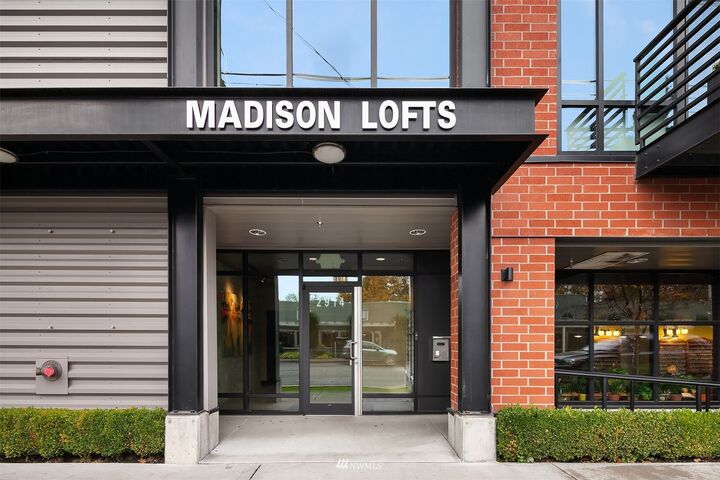 Property Photo: 2914 E Madison Street 302 WA 98112