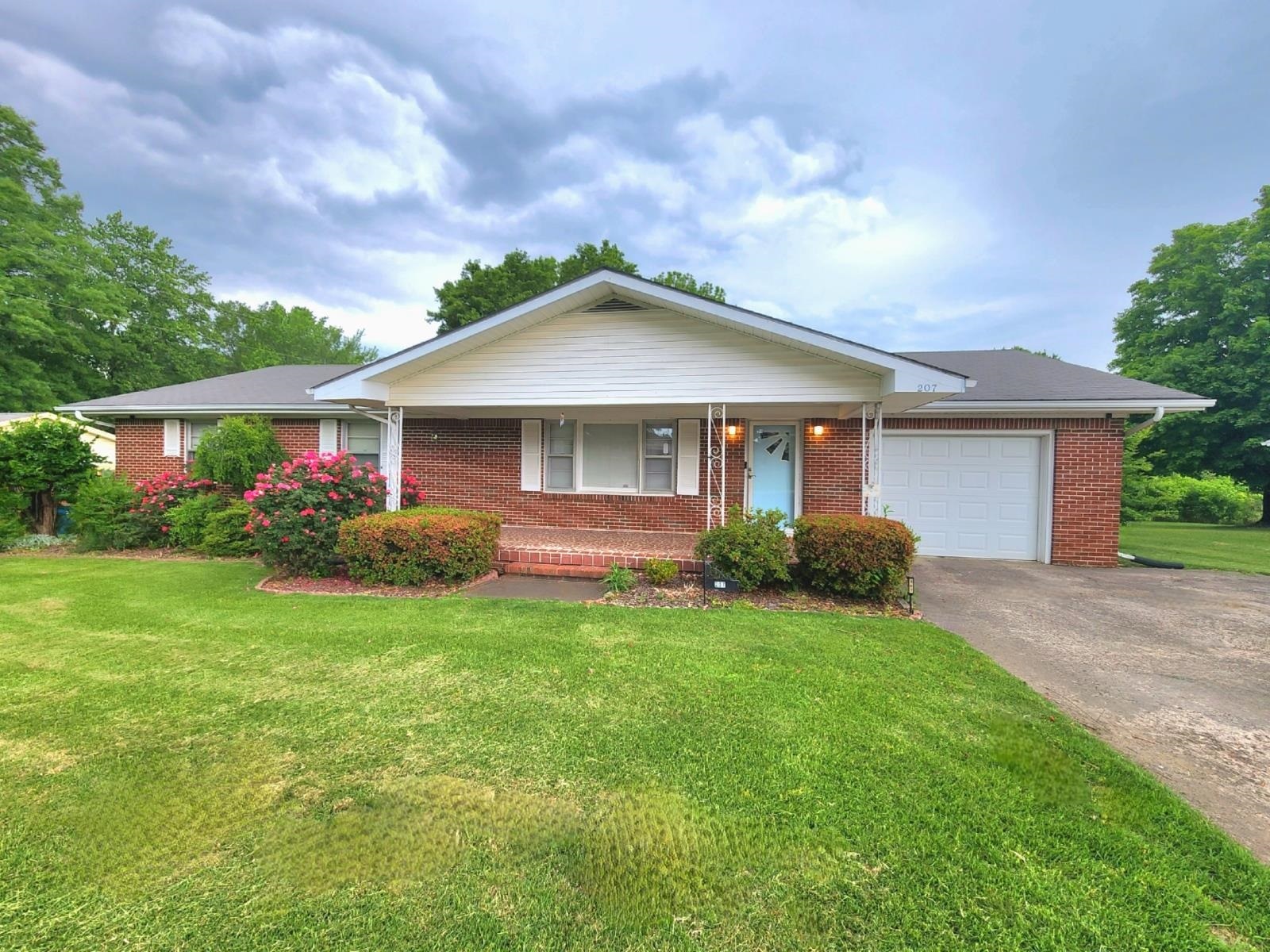 Property Photo:  207 Sammons Circle  TN 38382 