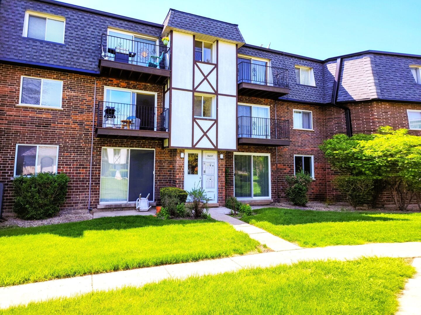 Property Photo: 9457 Bay Colony Drive 1N IL 60016
