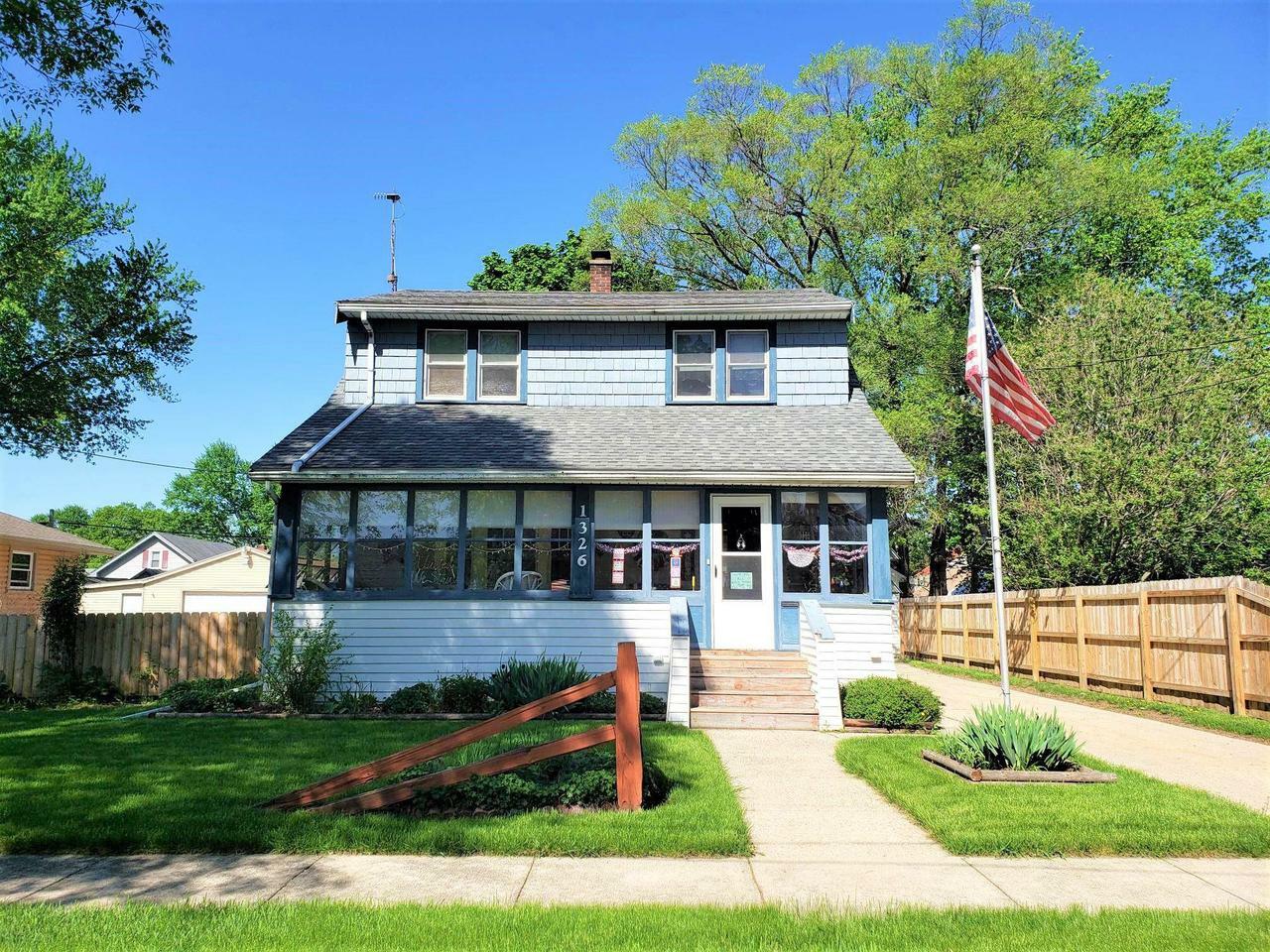 Property Photo:  1326 Oak St  WI 53511 