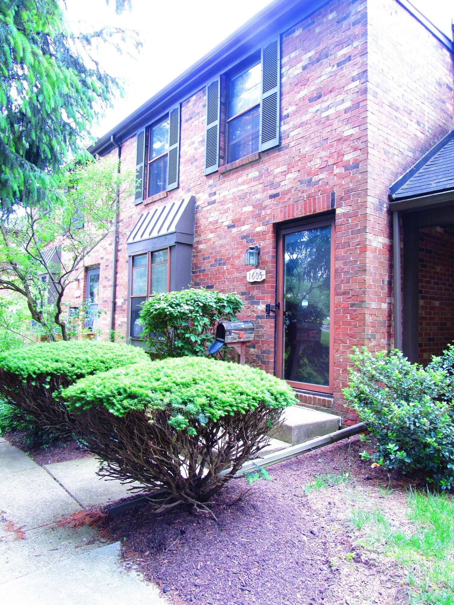 Property Photo:  1605 McNaughten Road  OH 43232 