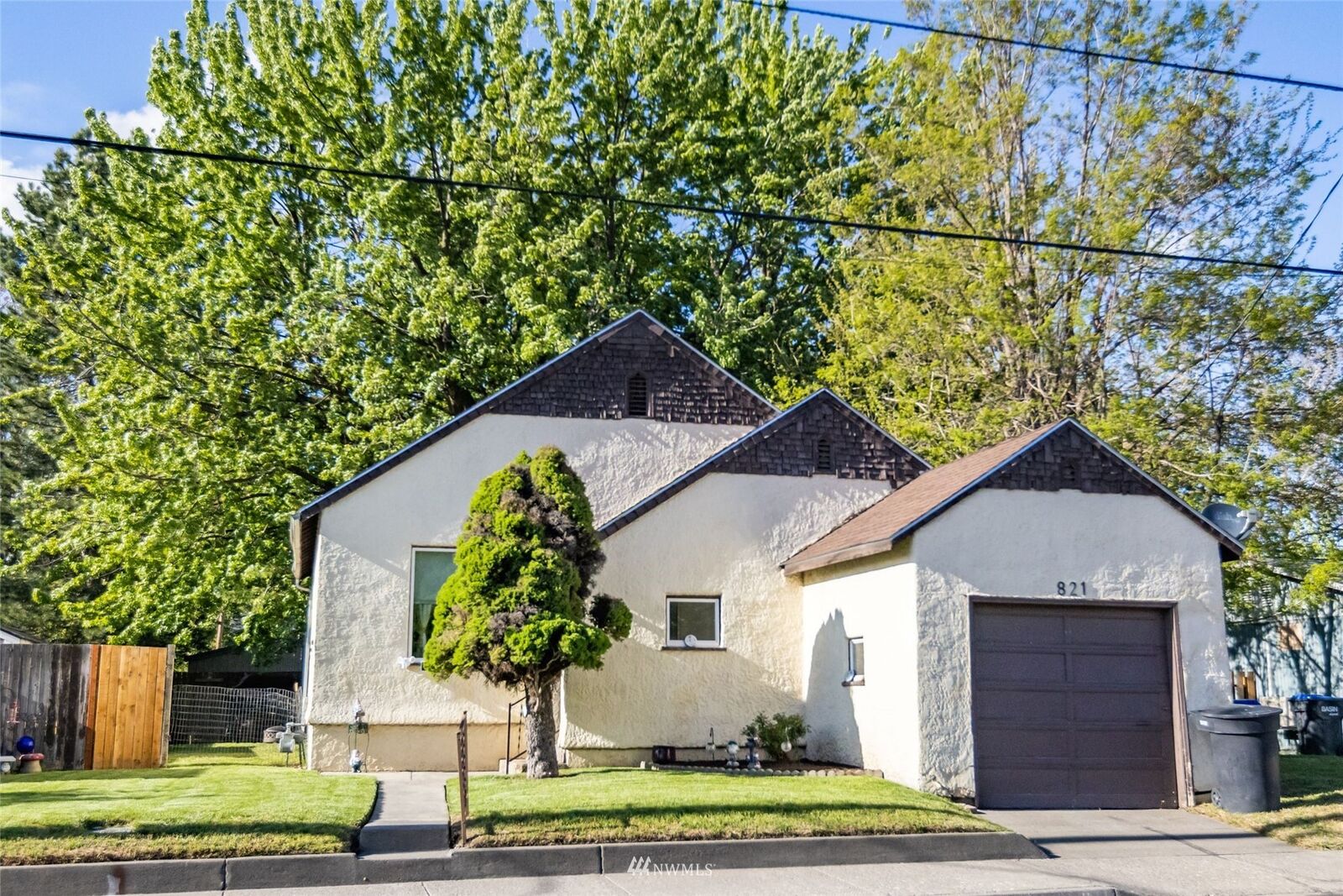 Property Photo: 821 Pleasant Street WA 99362