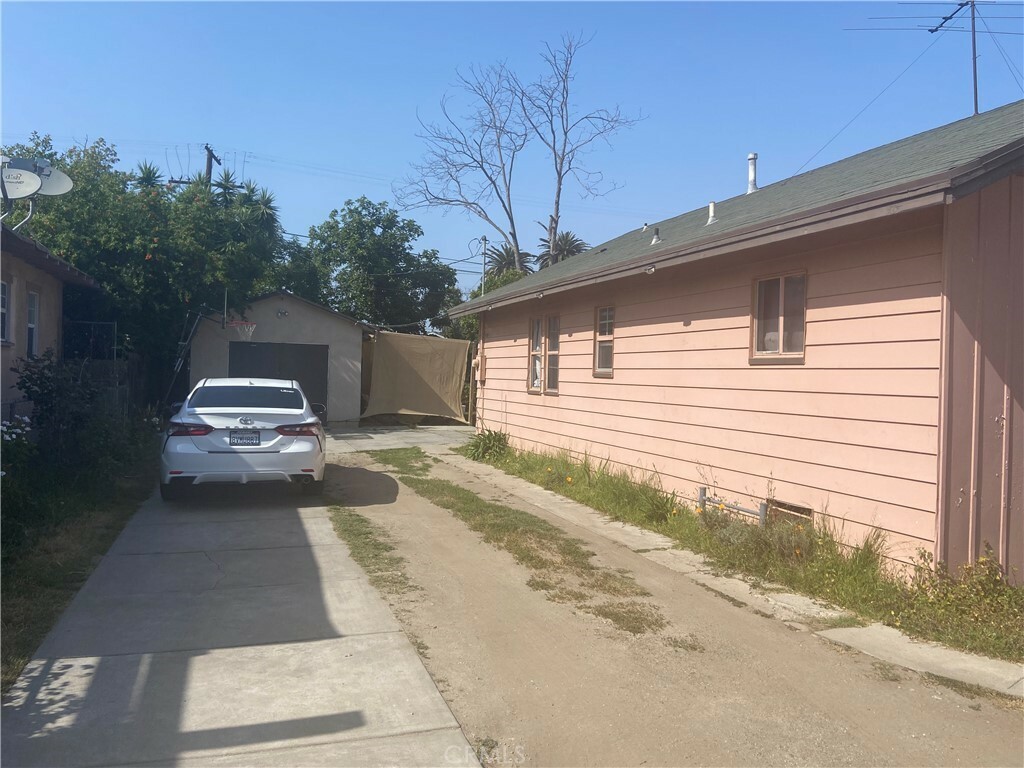 Property Photo:  1731 E 68th Street  CA 90001 