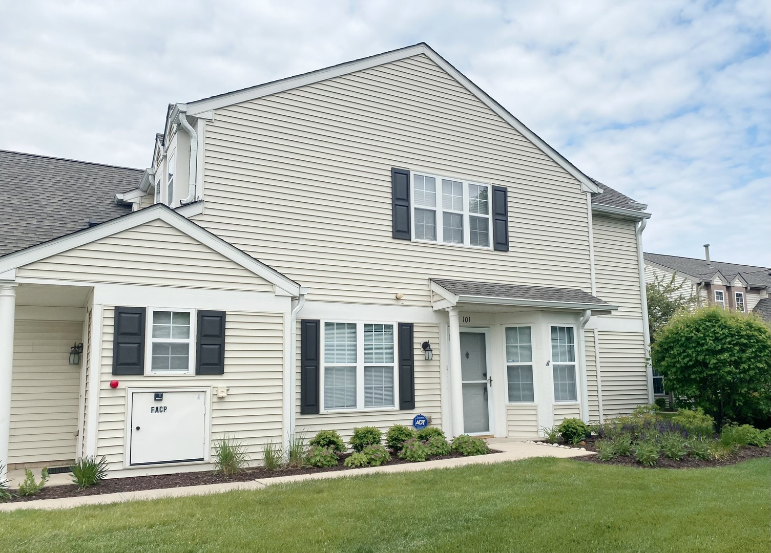 Property Photo: 2503 Sheehan Drive 101 IL 60563