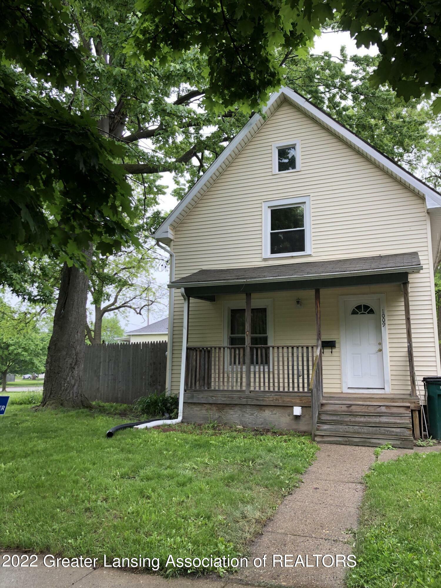 Property Photo:  1009 Bement Street  MI 48912 