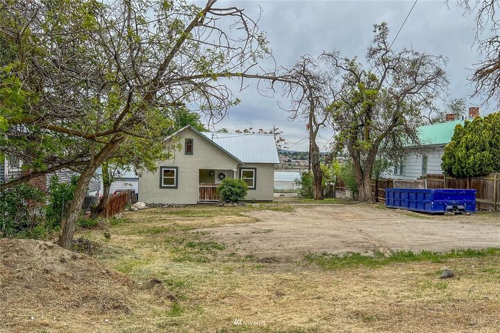 Property Photo:  1211 S Mission Street  WA 98801 