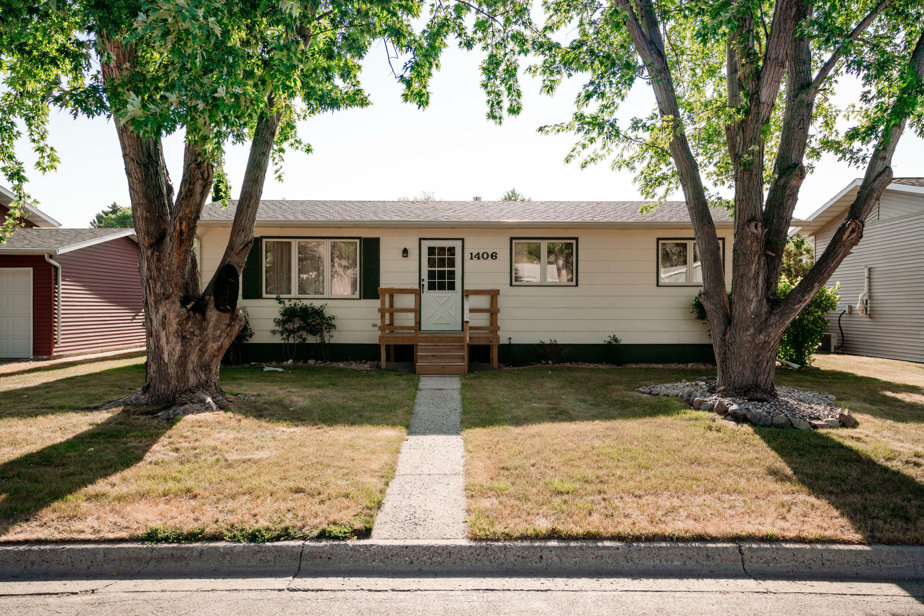 Property Photo:  1406 5th Avenue NW  ND 58401 