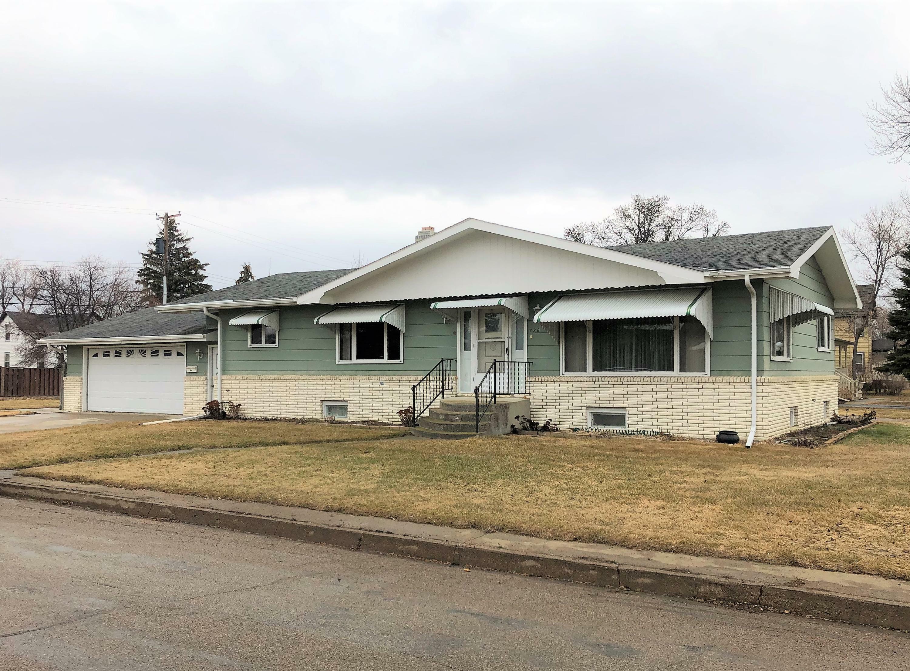 Property Photo:  220 7th Avenue N  ND 58421 