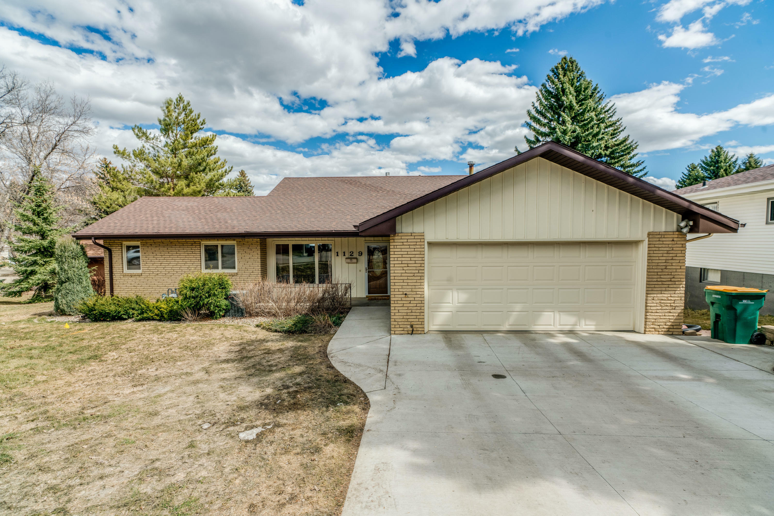 Property Photo:  1129 Pioneer Drive  ND 58501 