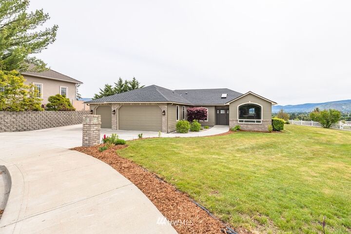 Property Photo:  2203 Sandy Brooke  WA 98801 