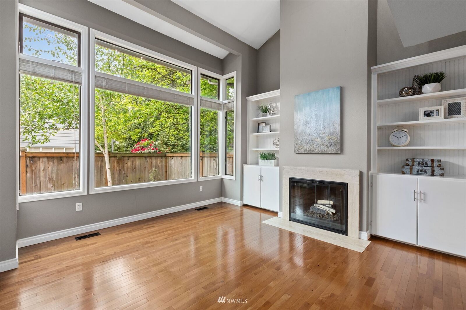 Property Photo: 1400 Bellevue Way SE 15 WA 98004