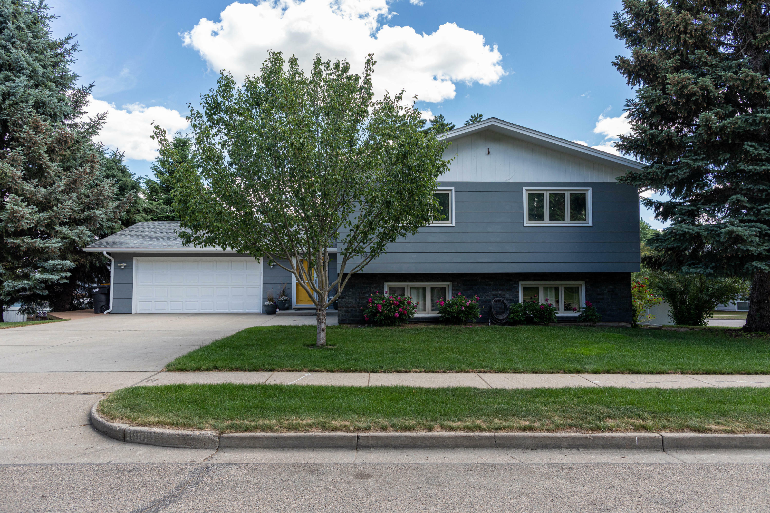 Property Photo:  1909 N 20th Street  ND 58501 