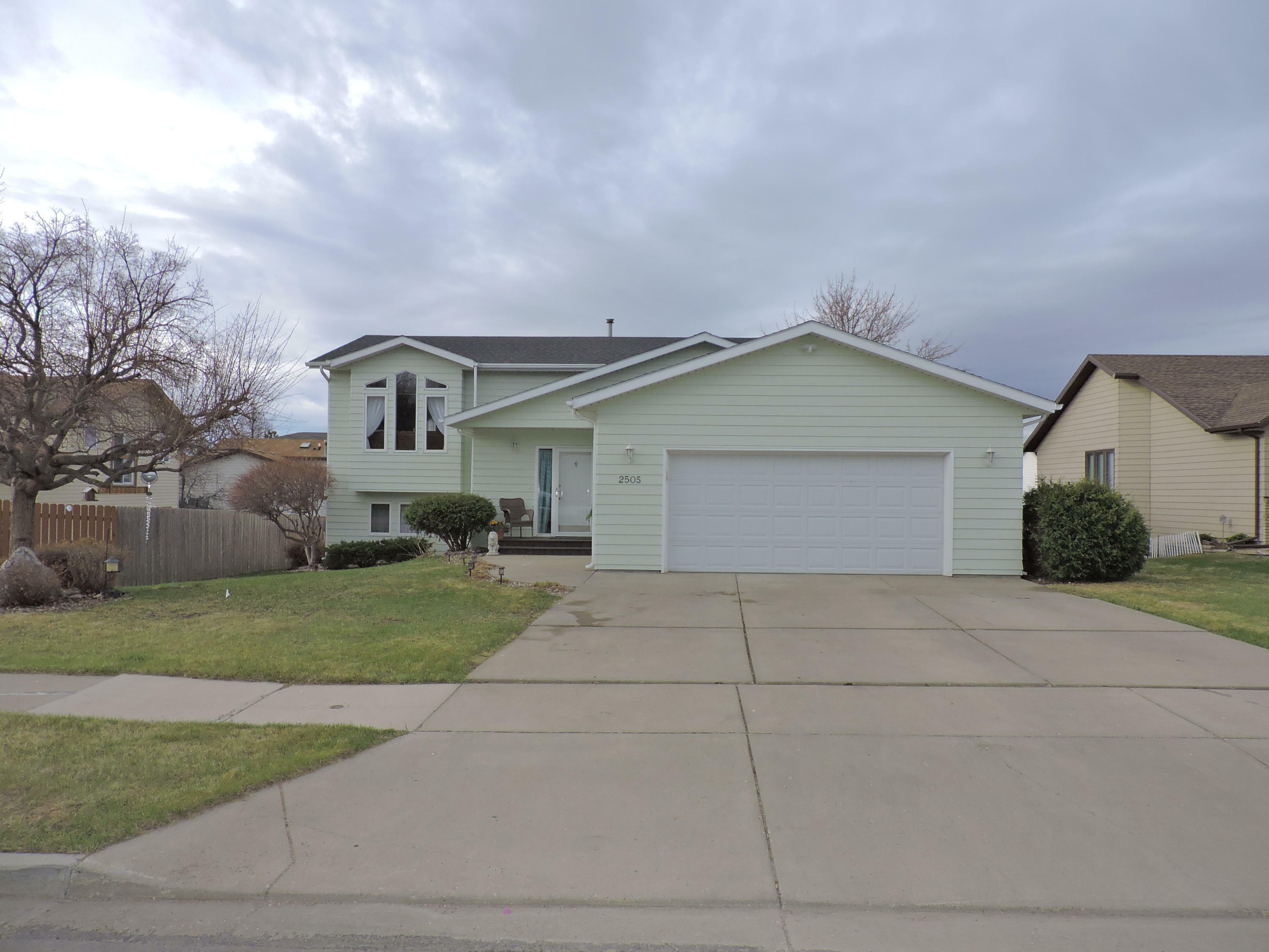 Property Photo:  2505 Ithica Drive  ND 58503 