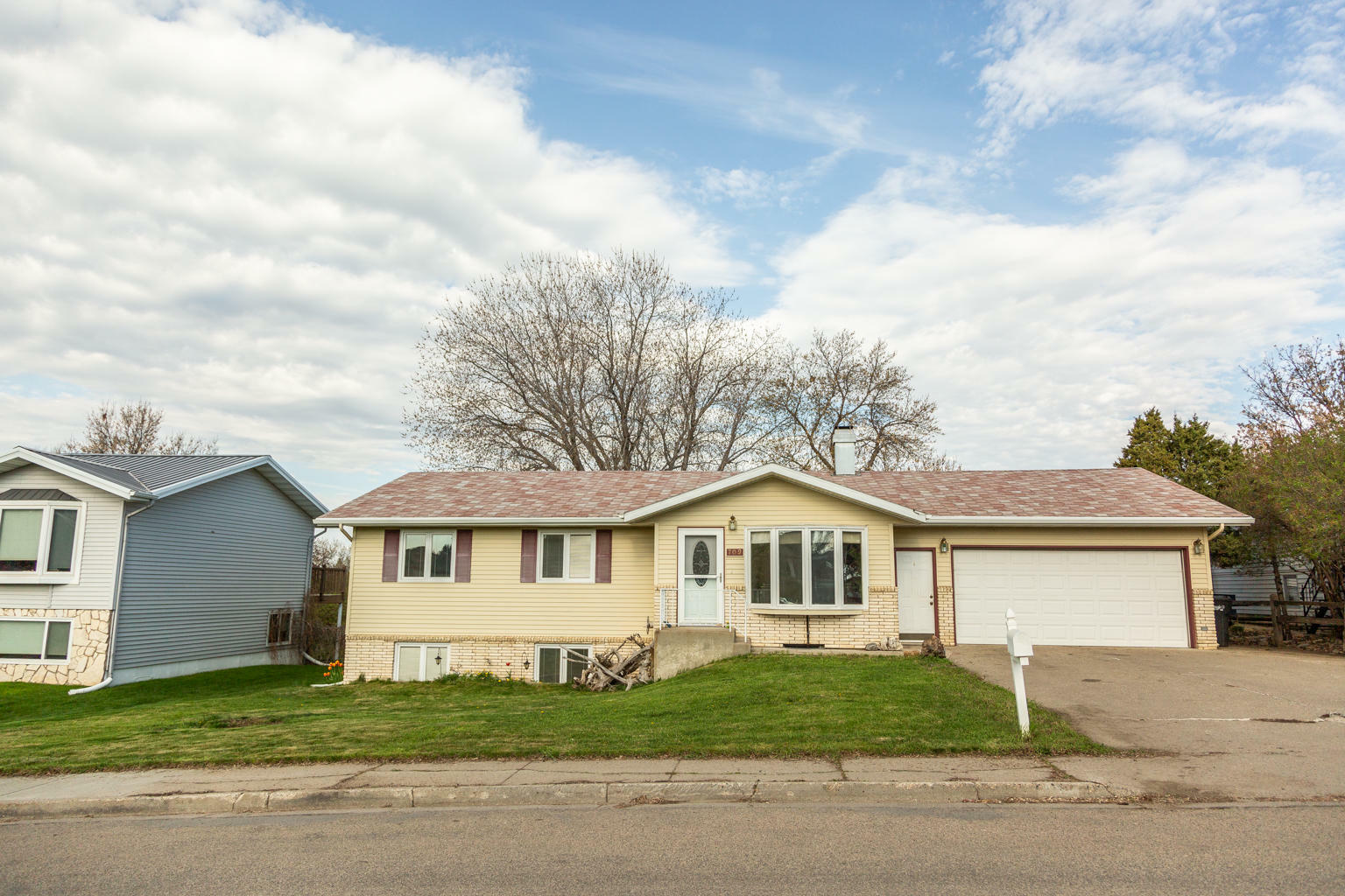 Property Photo:  709 6th Avenue NE  ND 58554 