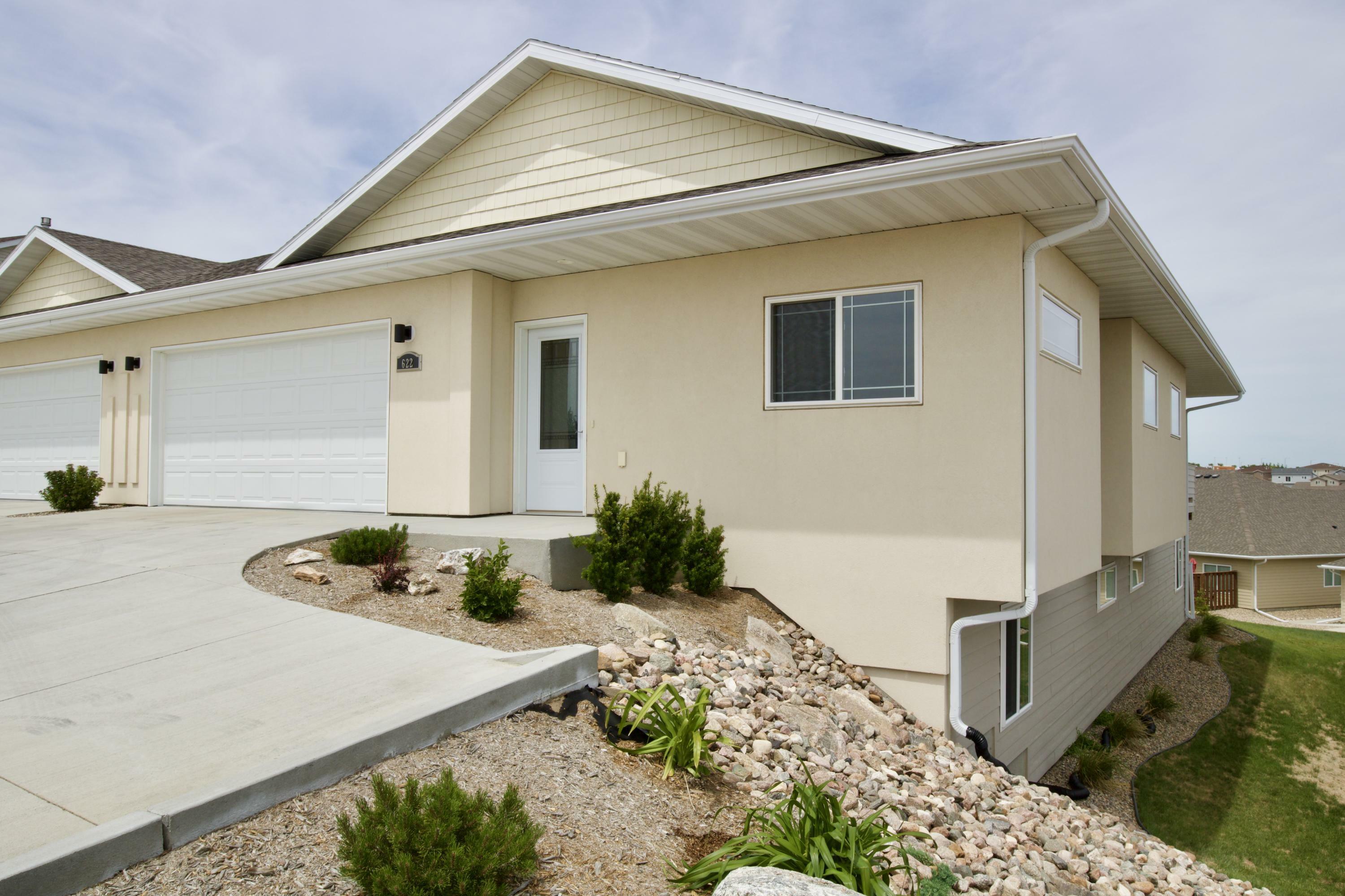 Property Photo:  622 E Calgary Avenue  ND 58503 