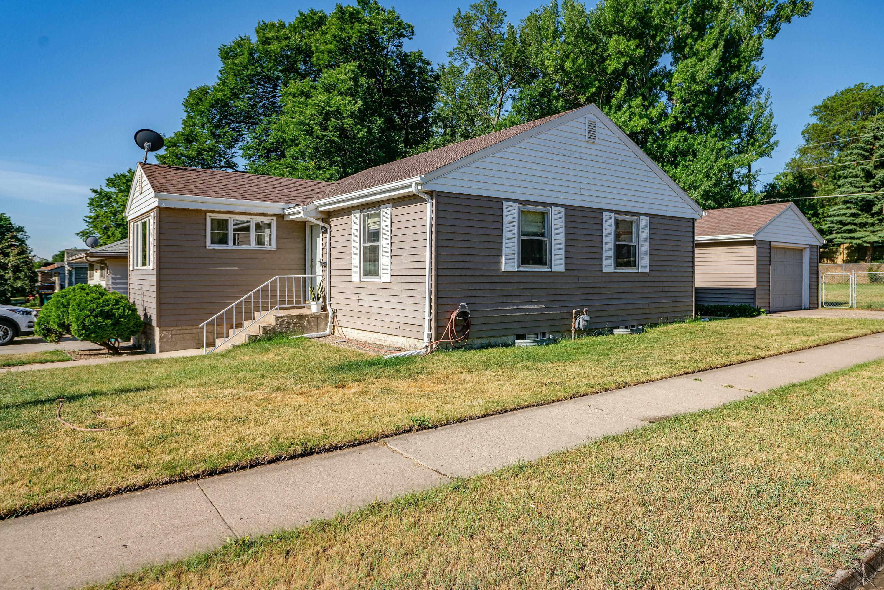 Property Photo:  1228 N 16th Street  ND 58501 