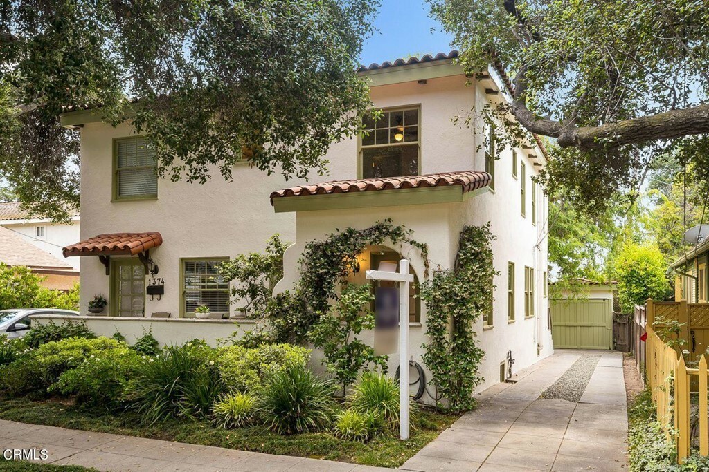 Property Photo: 1372 E Elizabeth Street CA 91104