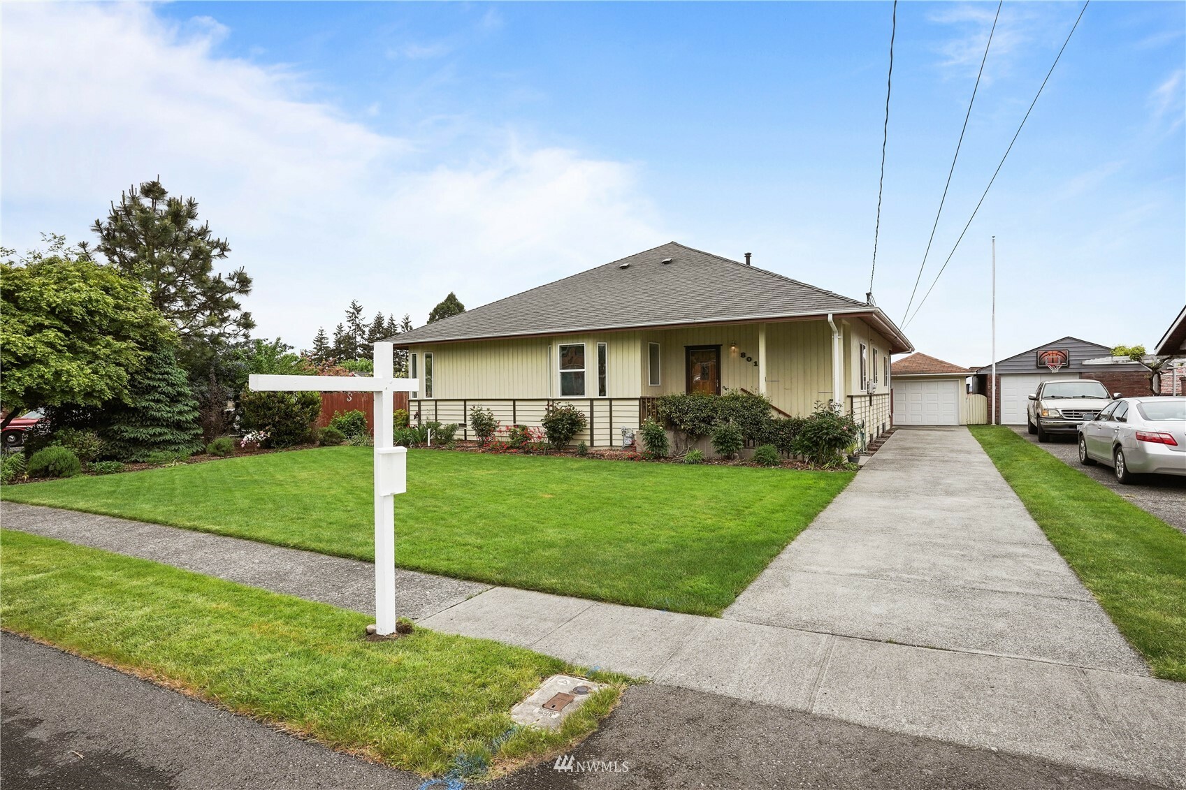 Property Photo:  801 High Avenue S  WA 98057 