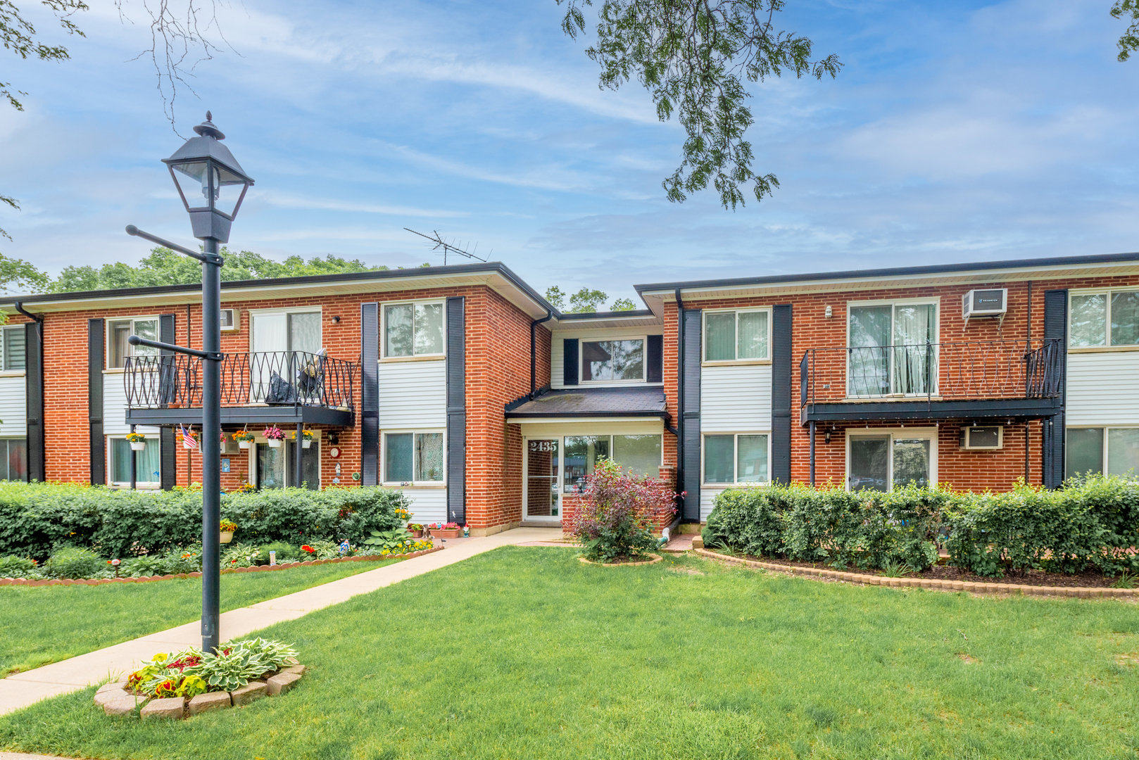 Property Photo:  2435 E Brandenberry Court 2L  IL 60004 