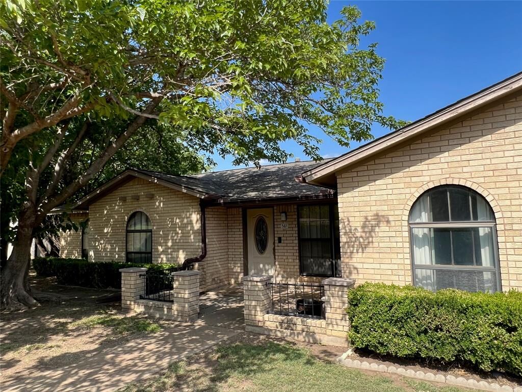 Property Photo:  141 Eaheart Street  TX 76430 
