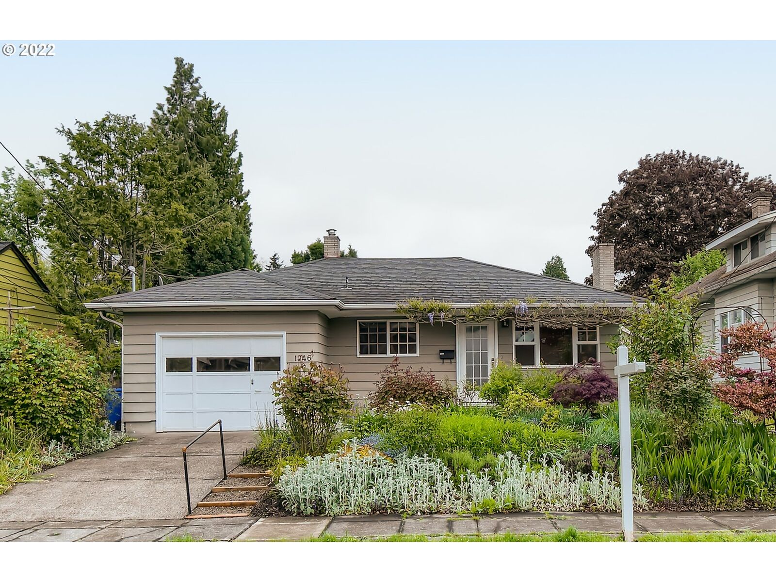 Property Photo: 1746 SE 54th Ave OR 97215
