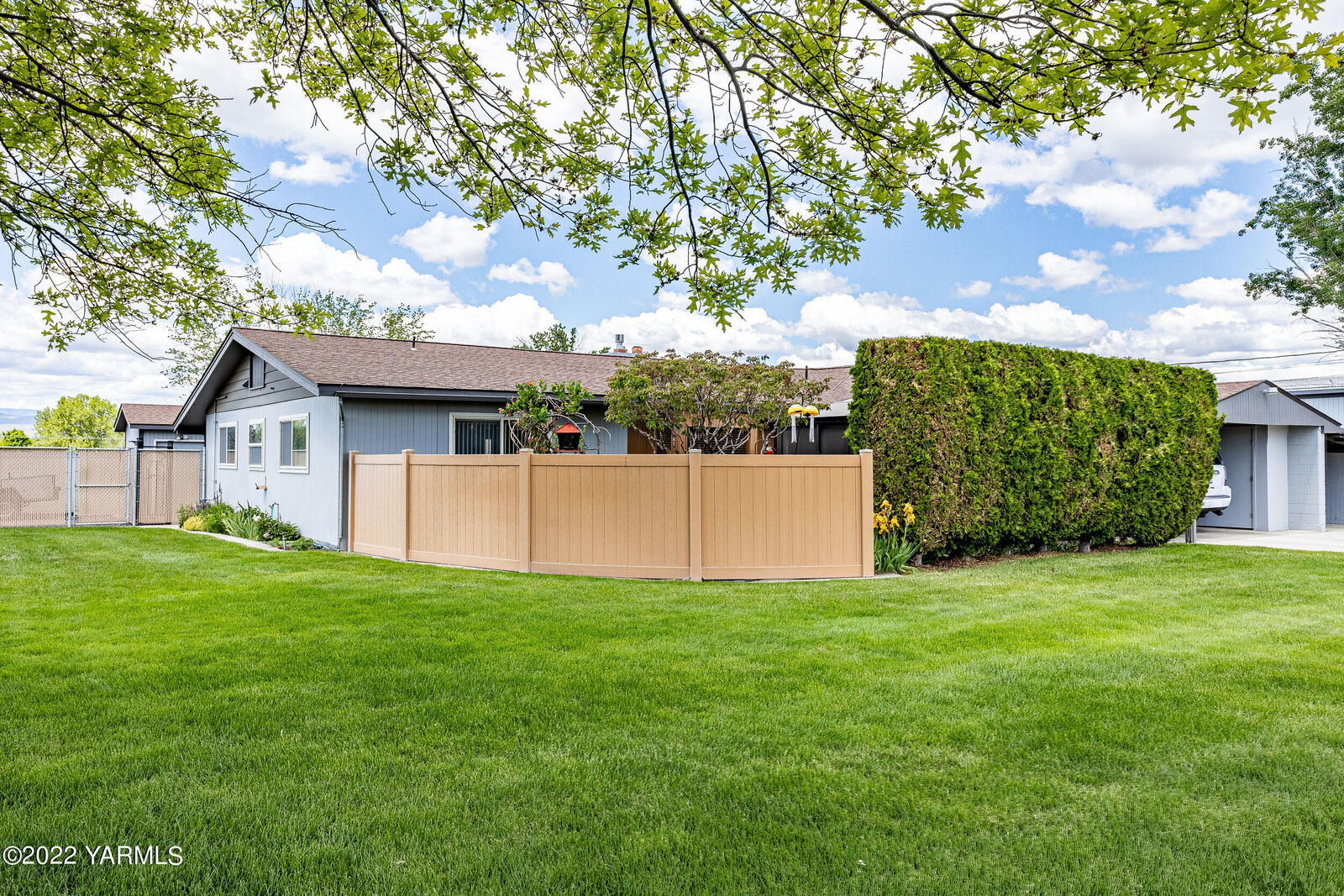 Property Photo:  622 S 70th Ave  WA 98908 