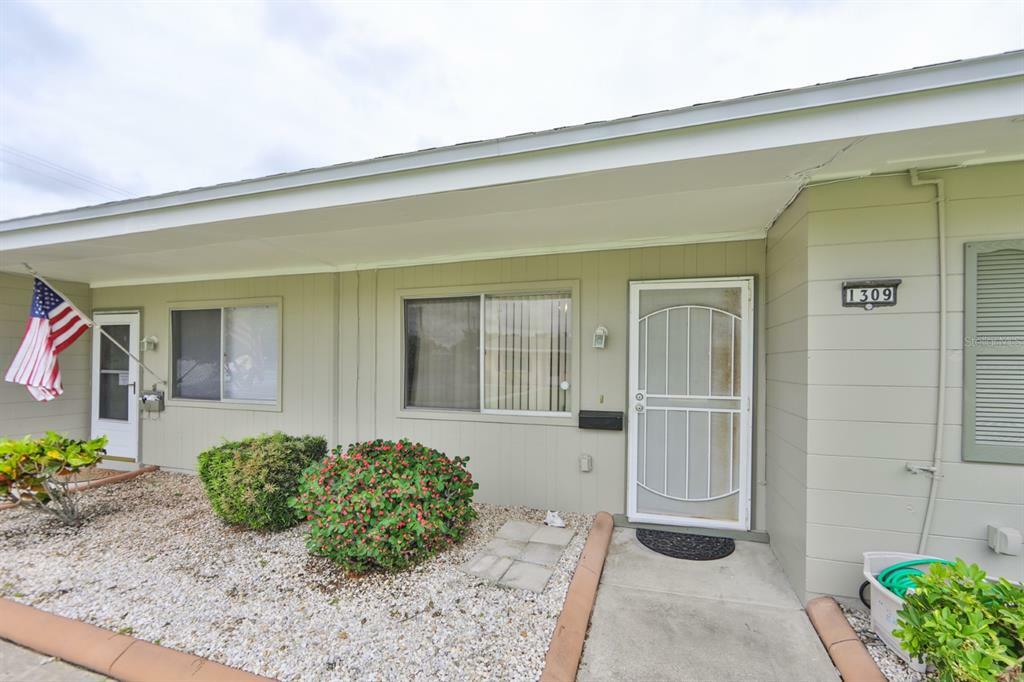 Property Photo:  1309 Warwick Court  FL 33573 