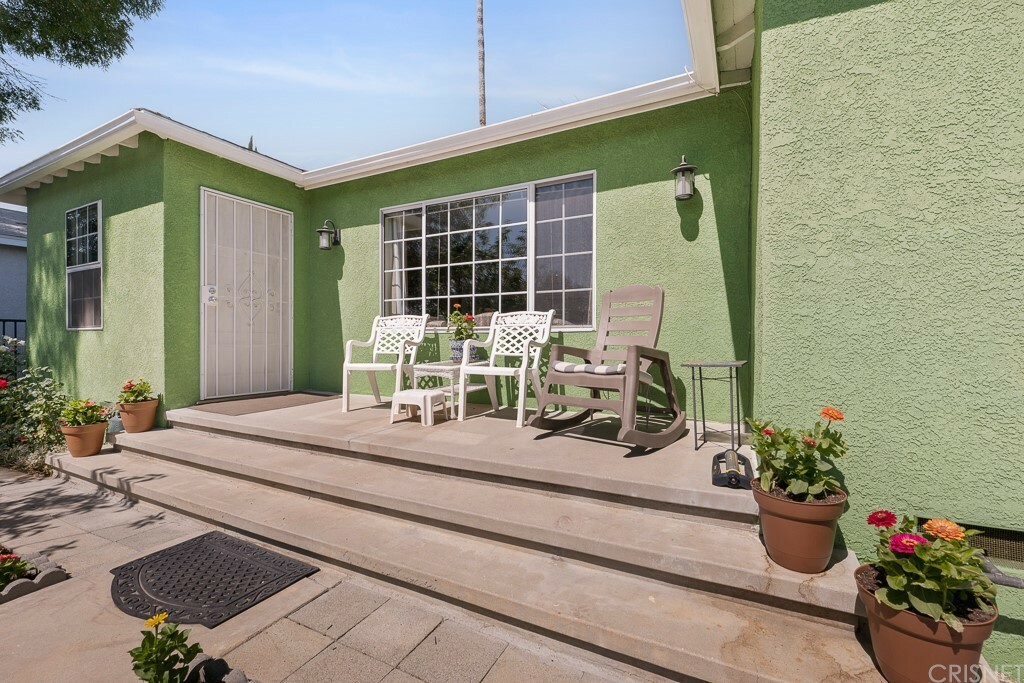 Property Photo:  6923 White Oak Avenue  CA 91335 